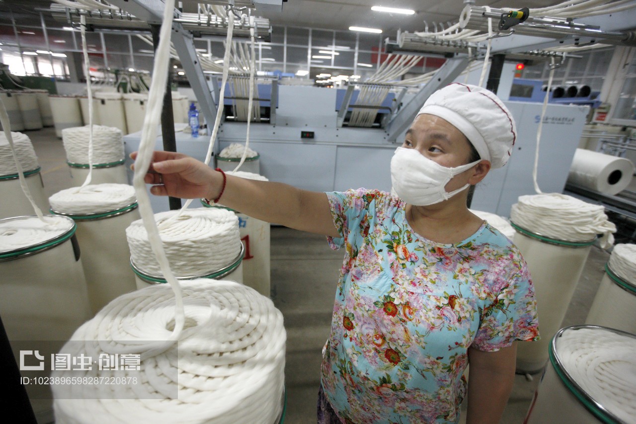 安徽省淮北市,啟鑫紡織廠的生產(chǎn)車間內(nèi),紡織女工加工出口的歐美地區(qū)的紡織品。